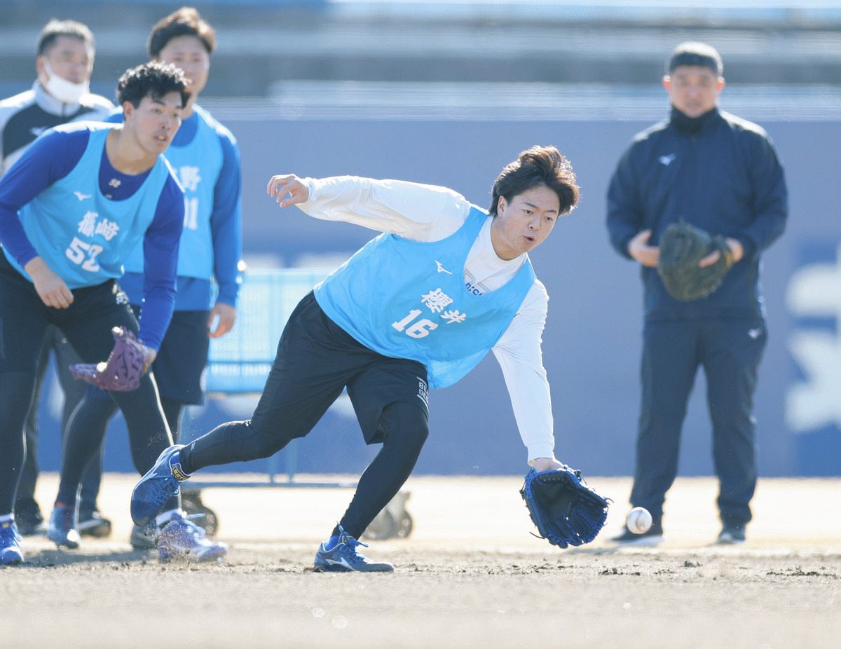 ノックを受ける桜井（中央）ら