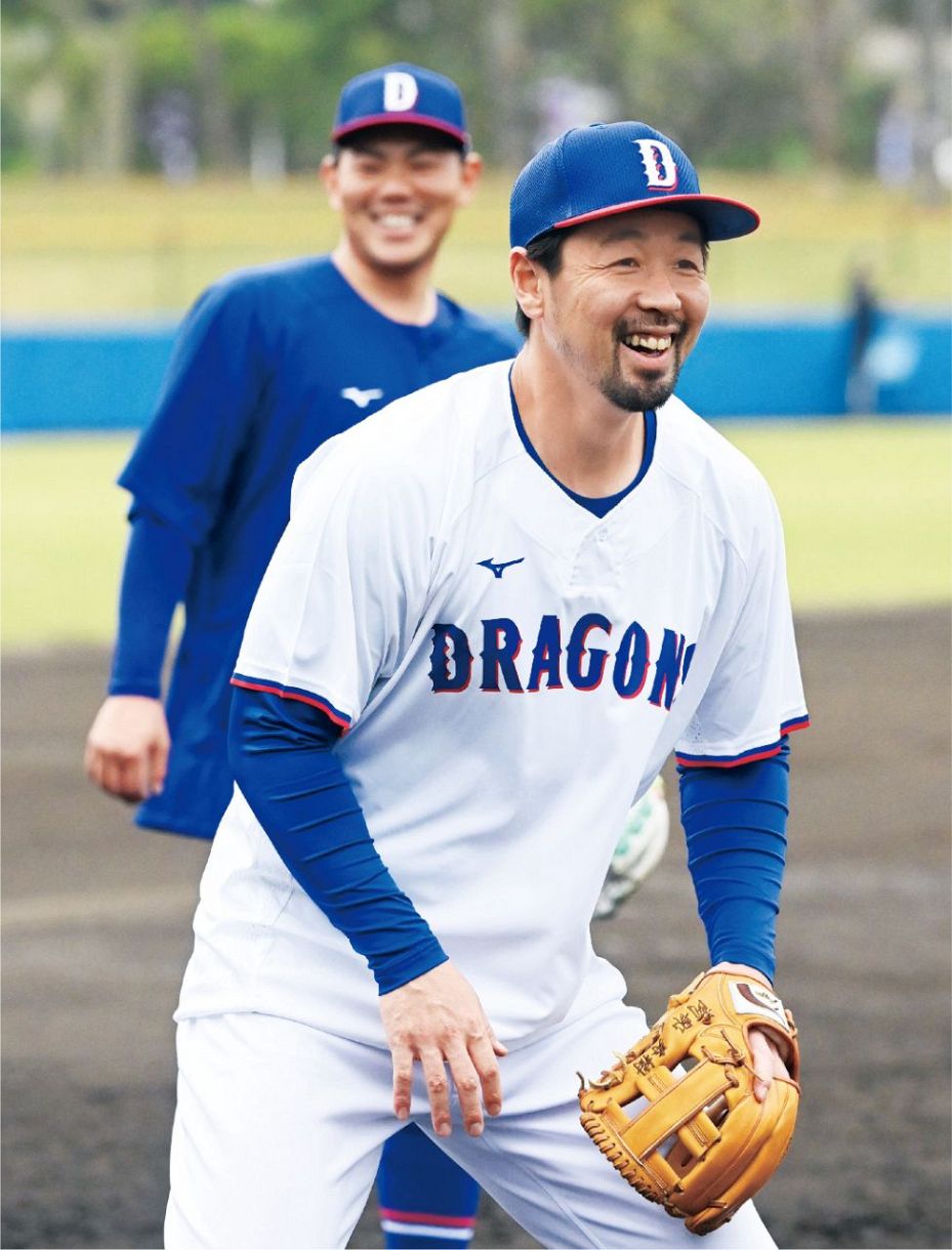 守備練習をする阿部。後方は高橋周=2月2日、沖縄・読谷で