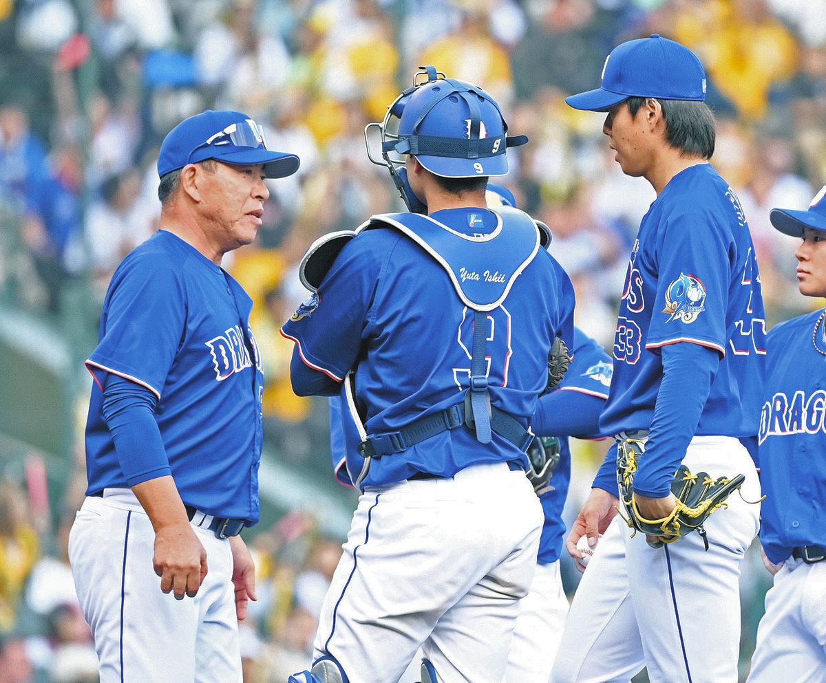 7回裏、井上監督（左）に交代を告げられる杉浦（右）