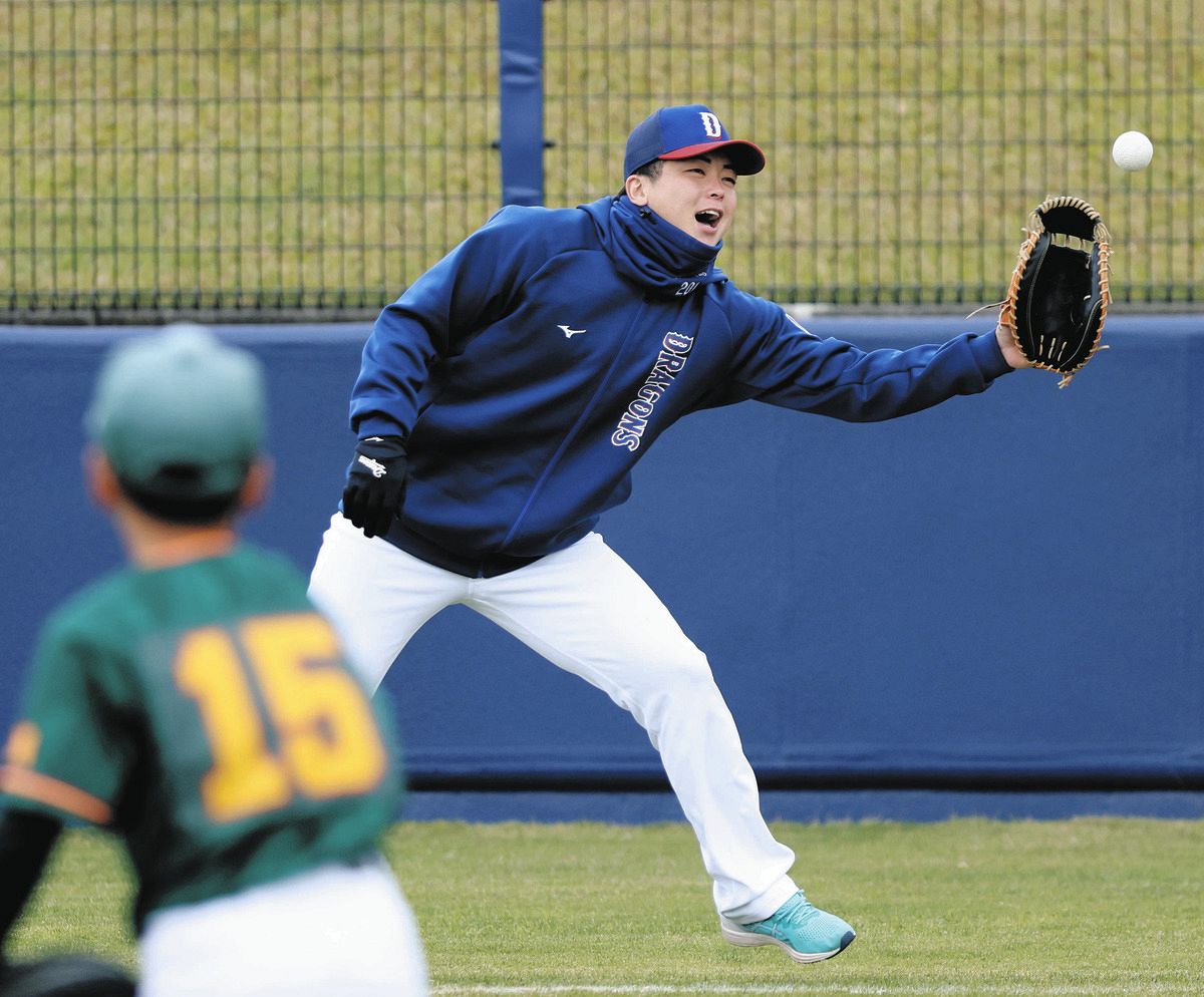 野球教室で児童とキャッチボールする中西