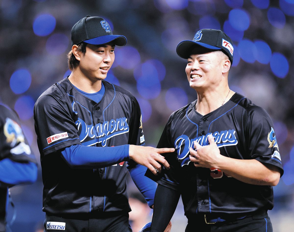 ヤクルトに３連勝し、細川（右）と談笑する高橋宏