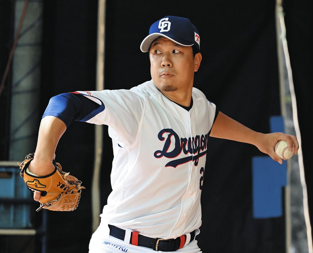 ブルペンで投球練習する大野