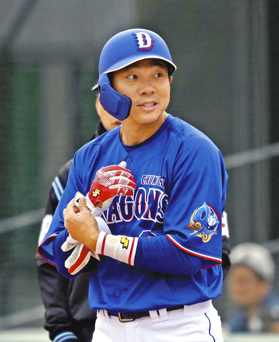 ６回表、右前打を放った大島