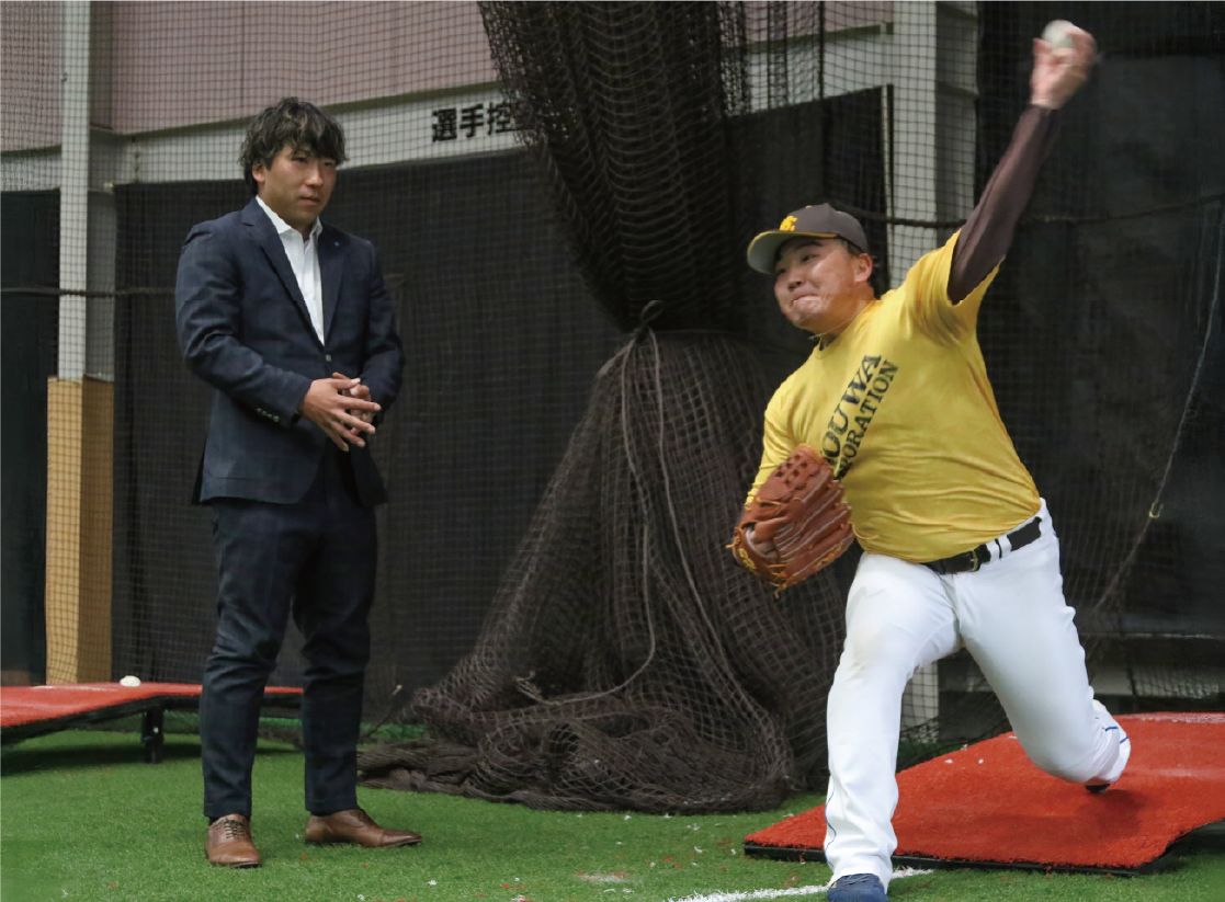 昨季まで中日に所属した福島章太の投球練習を見守る亀澤恭平さん＝岡山県美作市で