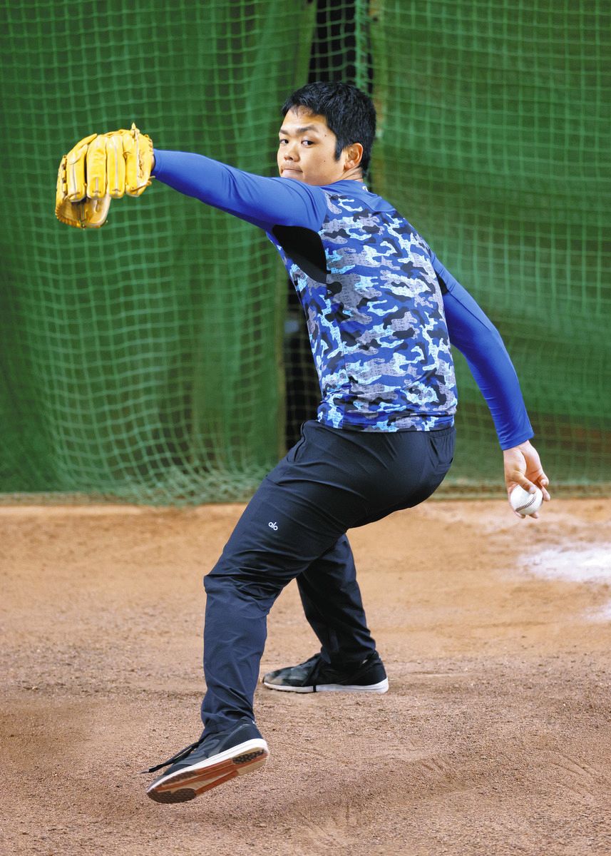 スパイクを履かずにブルペンで投球練習する根尾
