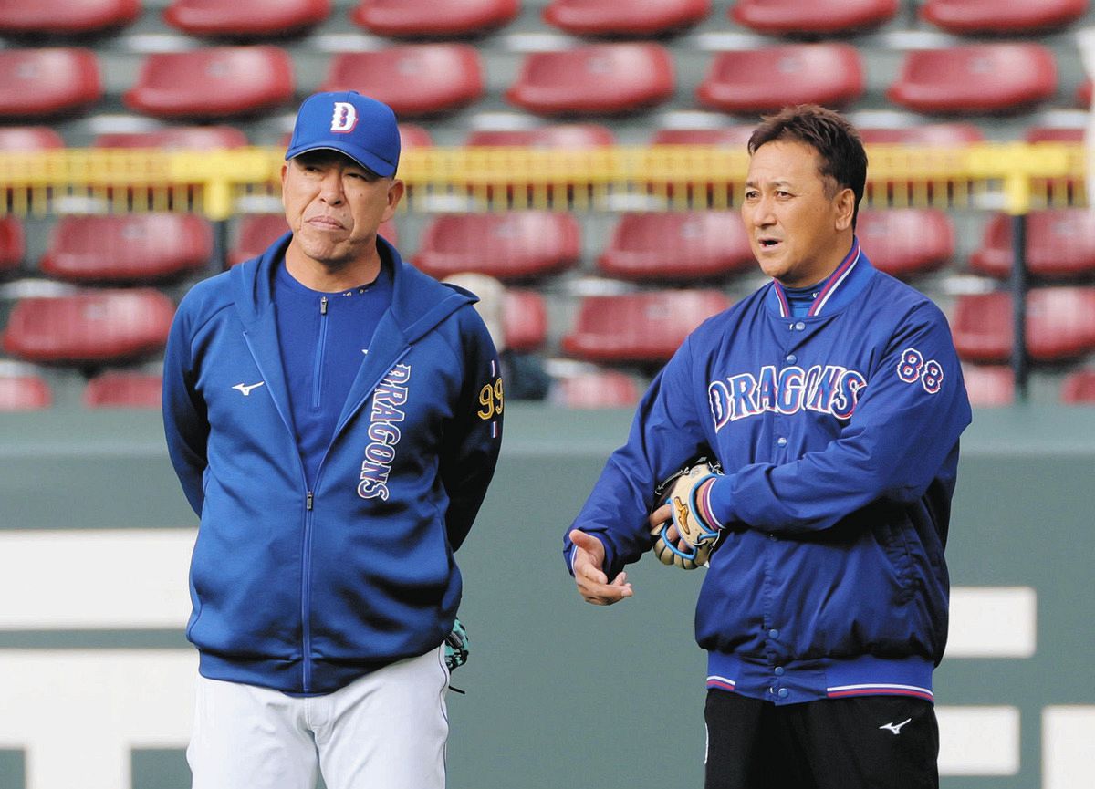 落合投手コーディネーター（右）と話す井上監督