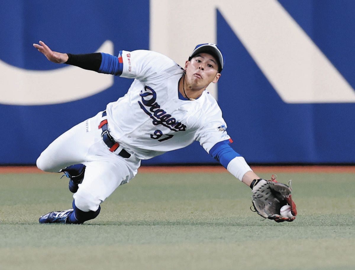 ９回表１死一塁、宗山の中飛を好捕する樋口