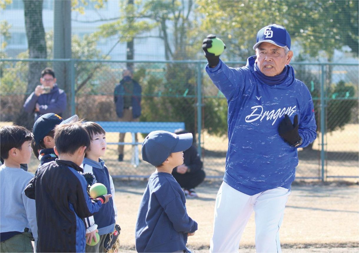 子どもたちに指導する高橋さん＝岐阜県大垣市で