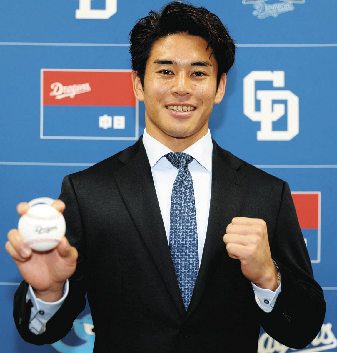 日本ハムからトレードで中日に加入し、記者会見でポーズをとる宮内