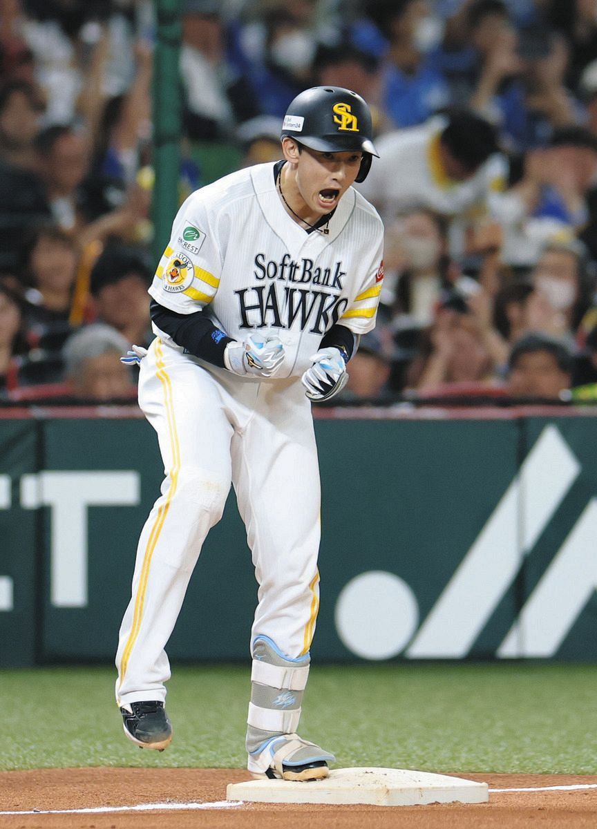 ４回裏、同点の２点三塁打を放ち、雄たけびをあげるソフトバンク・山本祐