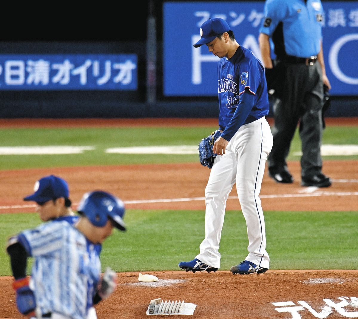 ５回裏１死一塁、筒香（手前）に逆転２ランを浴びた松葉