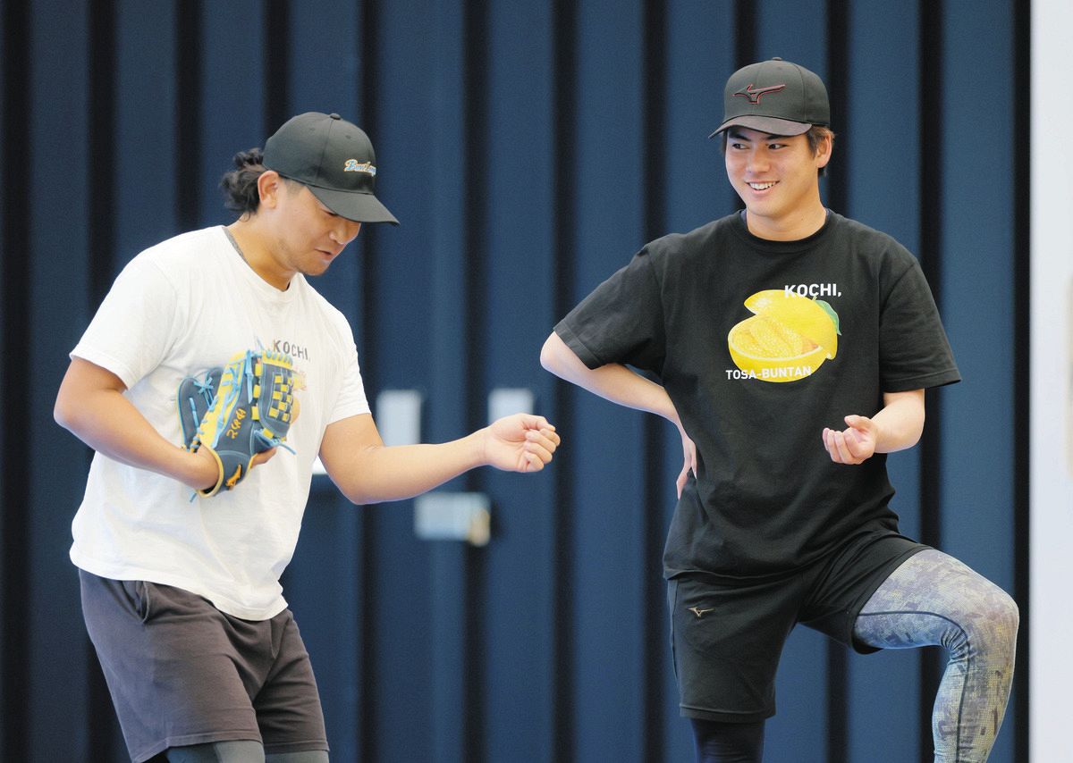 カブス・今永（左）と話す金丸＝1月20日