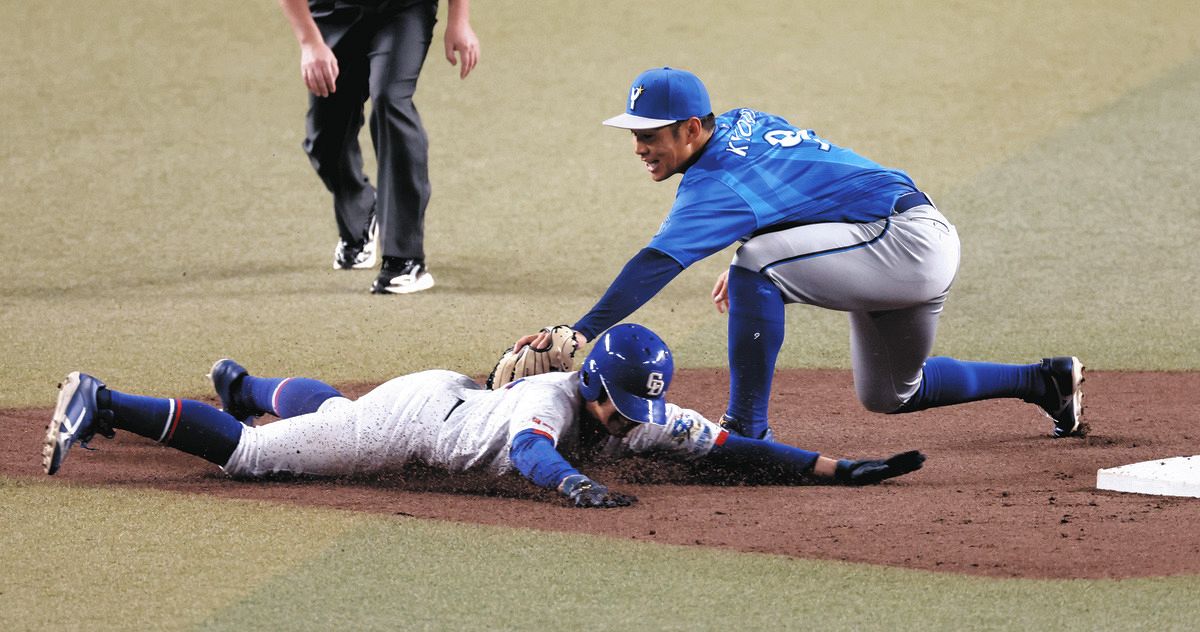 ９回裏１死一、三塁、打席村松のとき、二盗に失敗する代走尾田。遊撃手京田