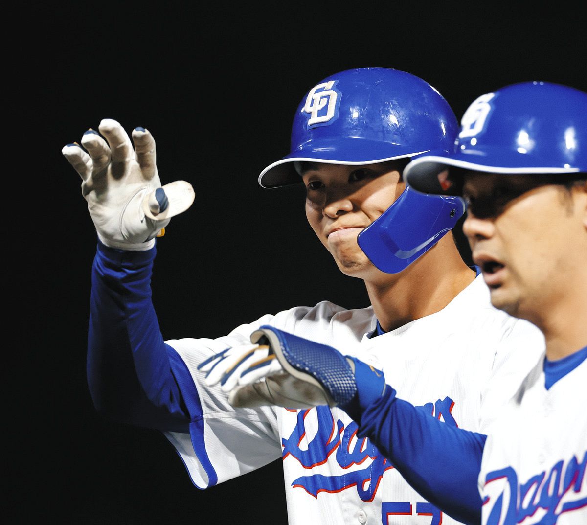 中日―広島　５回裏２死二、三塁、左前適時打を放ちポーズをとる花田