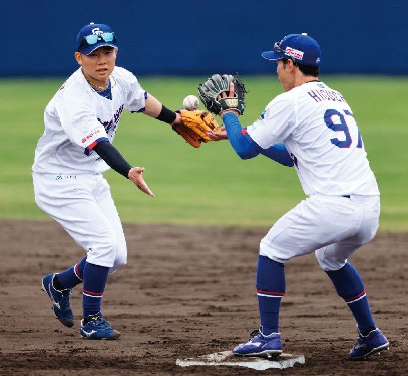 守備練習する村松と樋口=2026年2月2日、沖縄・北谷で