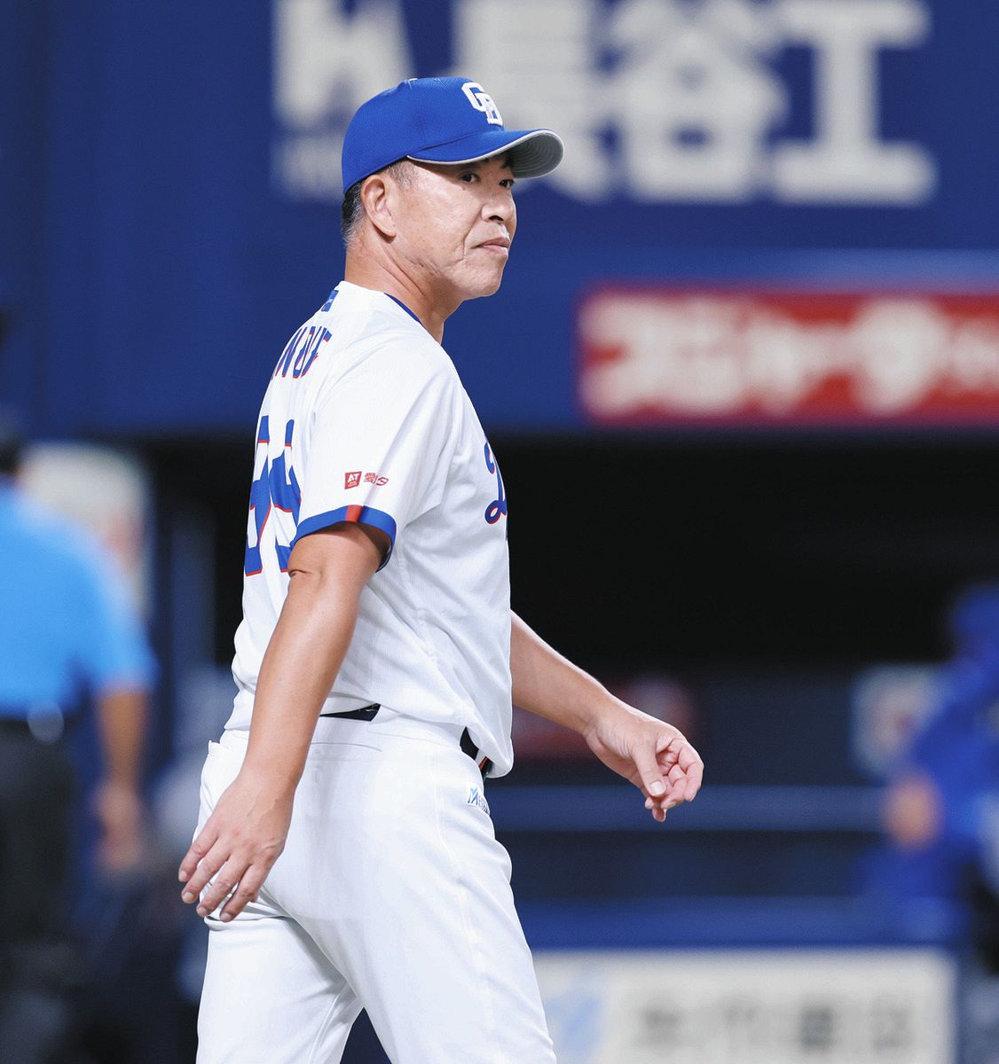 ＤｅＮＡに敗れ、整列する井上監督