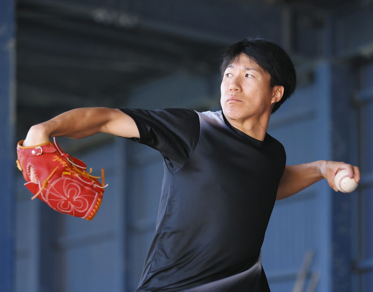 ブルペンで投球練習する橋本