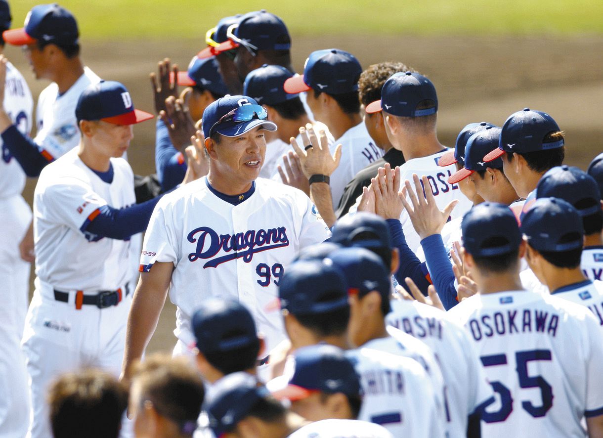 春季キャンプを打ち上げ、ナインやスタッフらとハイタッチをする井上監督