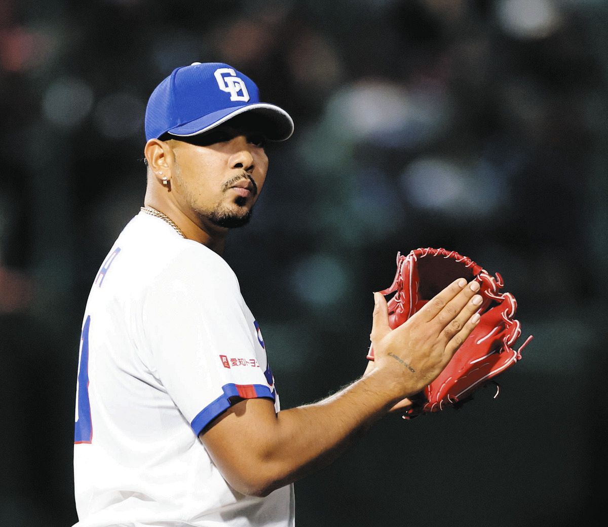 ８回表１死二塁、モンテロを遊ゴロに打ち取りグラブをたたくメヒア