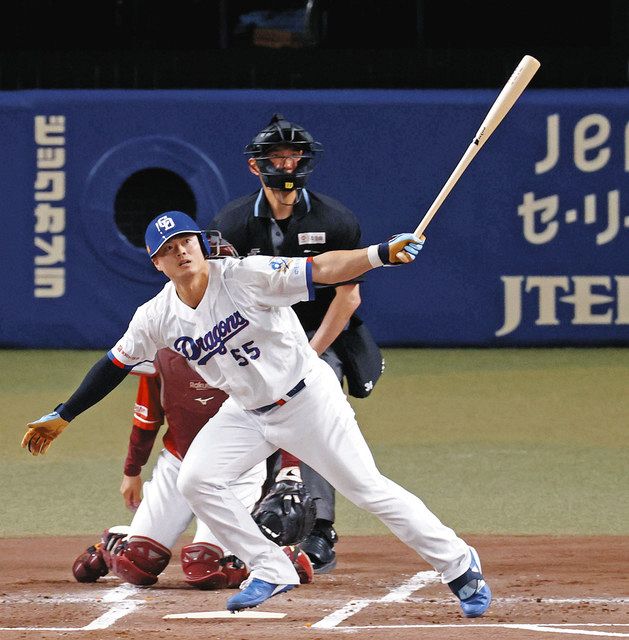 1回裏1死一、三塁、細川が左越えに先制3ランを放つ