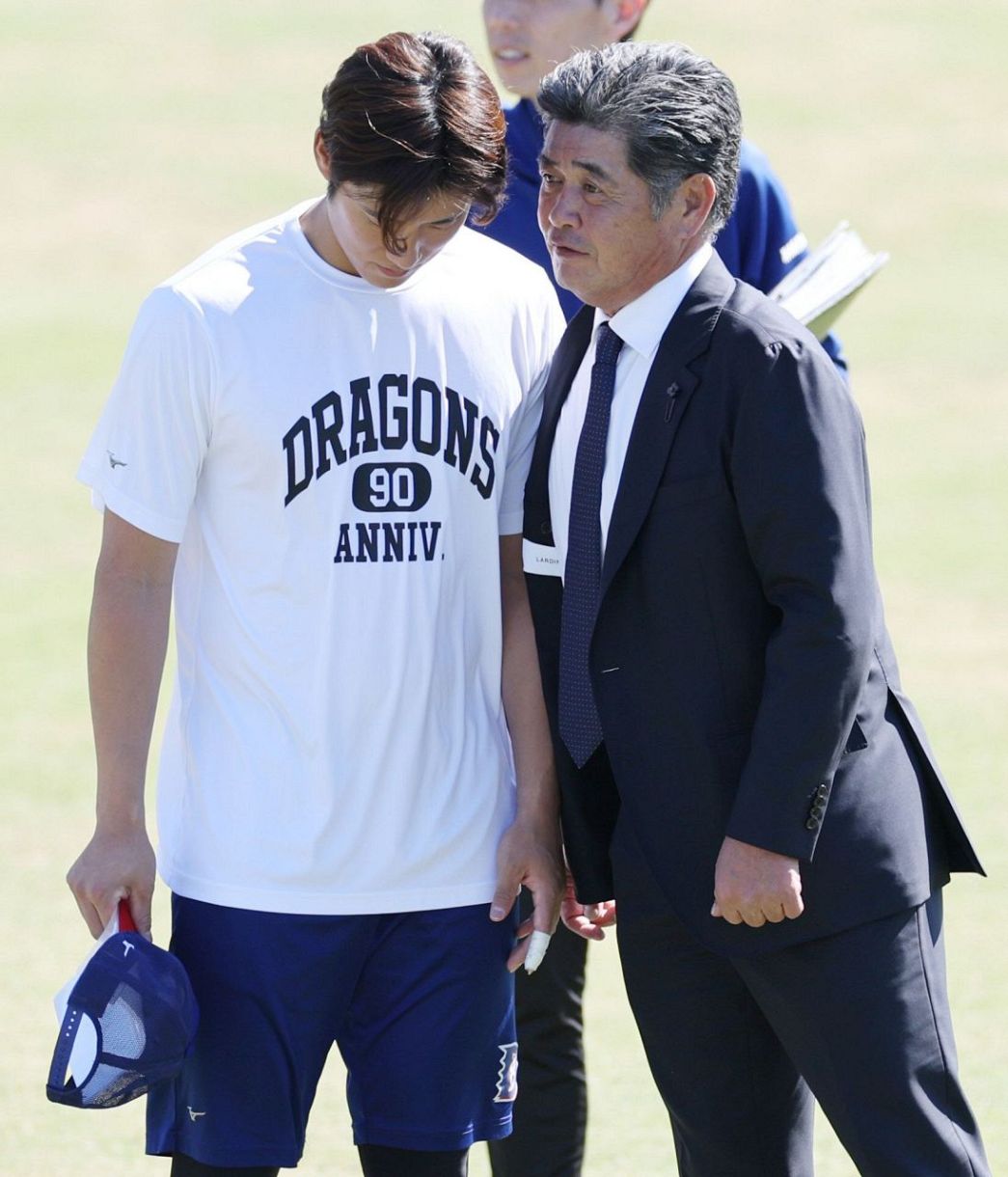 上林㊧と言葉を交わす工藤新監督＝ナゴヤ球場で