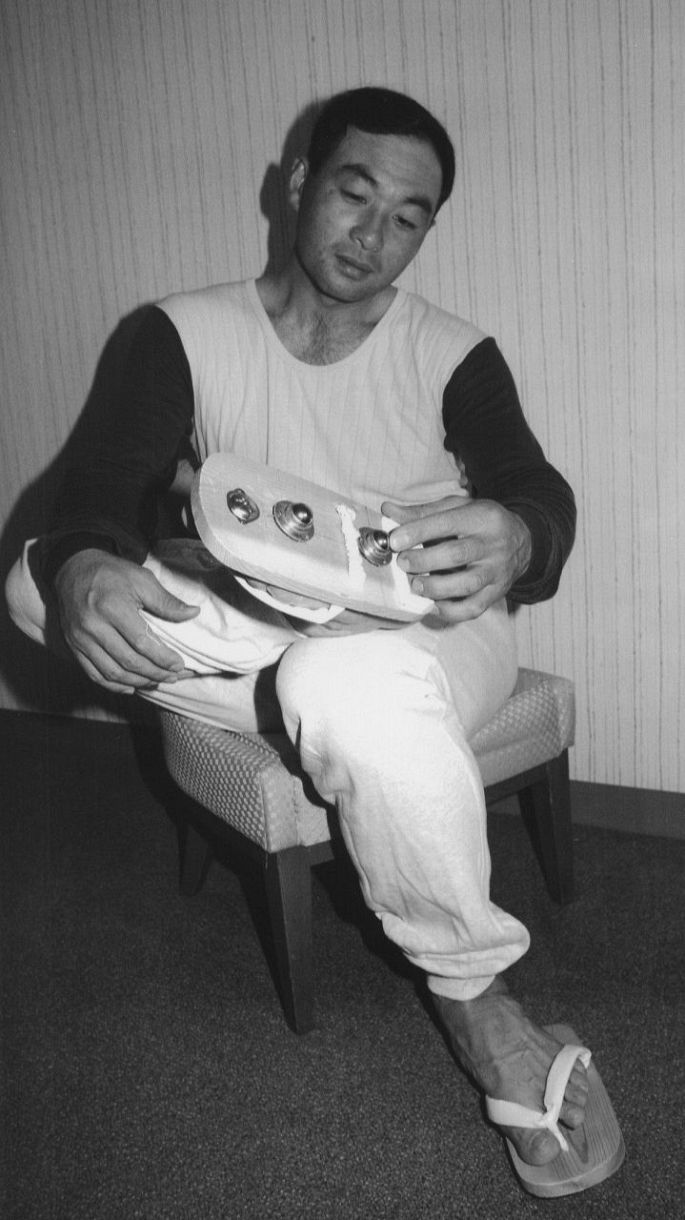 村田フィジカルコーチが考えたバランスをとるためのユニークなゲタをはく大豊