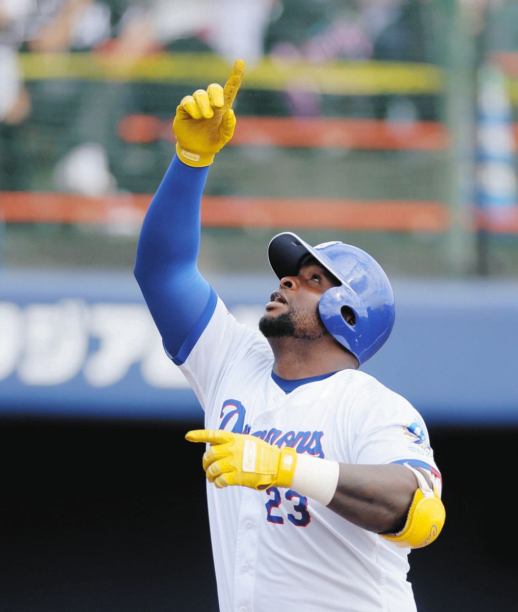 ３回裏、ソロ本塁打を放ち生還するサノー