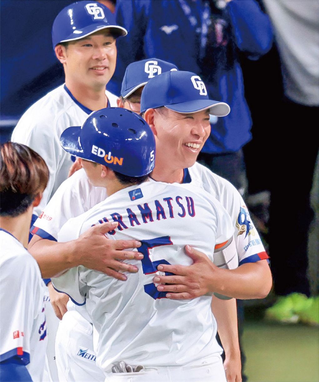 ヤクルト戦の９回裏２死二、三塁からサヨナラ打を放った村松と抱き合って喜ぶ井上監督＝８月４日、バンテリンドームナゴヤで（野村和宏撮影）