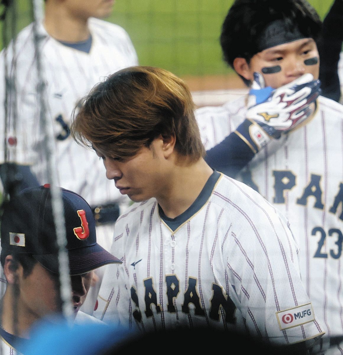 ベネズエラ代表に敗れ、厳しい表情で引き揚げる高橋宏（手前）