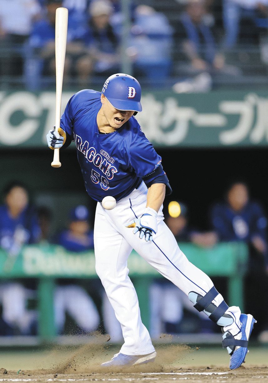 阪神―中日　４回表無死一塁、細川が死球を受ける＝倉敷で（今泉慶太撮影）