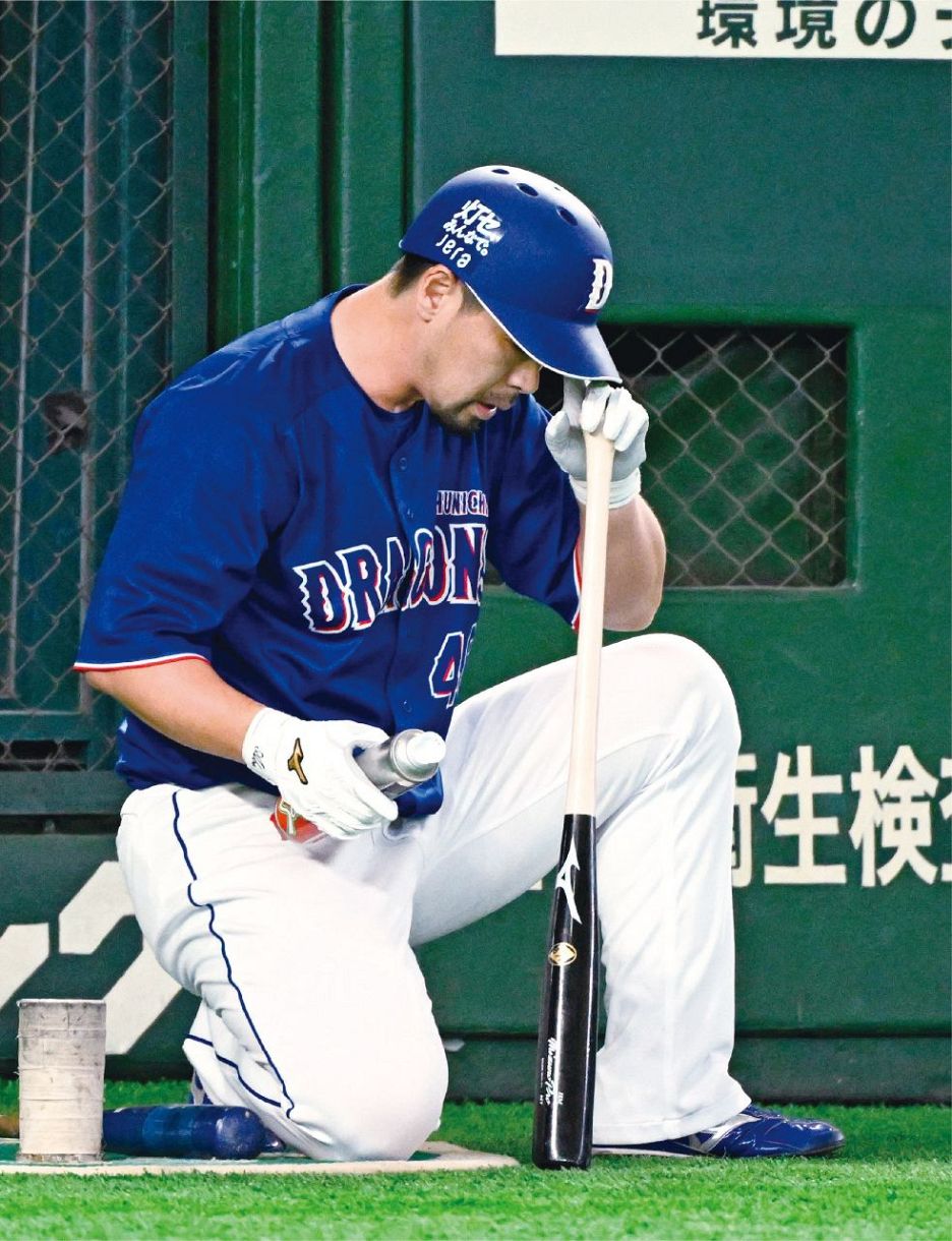 巨人戦のネクストバッターズサークルで代打の準備をする阿部＝7月19日、東京ドームで（七森祐也撮影）　2日後の神宮球場でもやはり、「見ないこと」に徹していた＝7月21日、神宮球場で（武藤健一撮影）