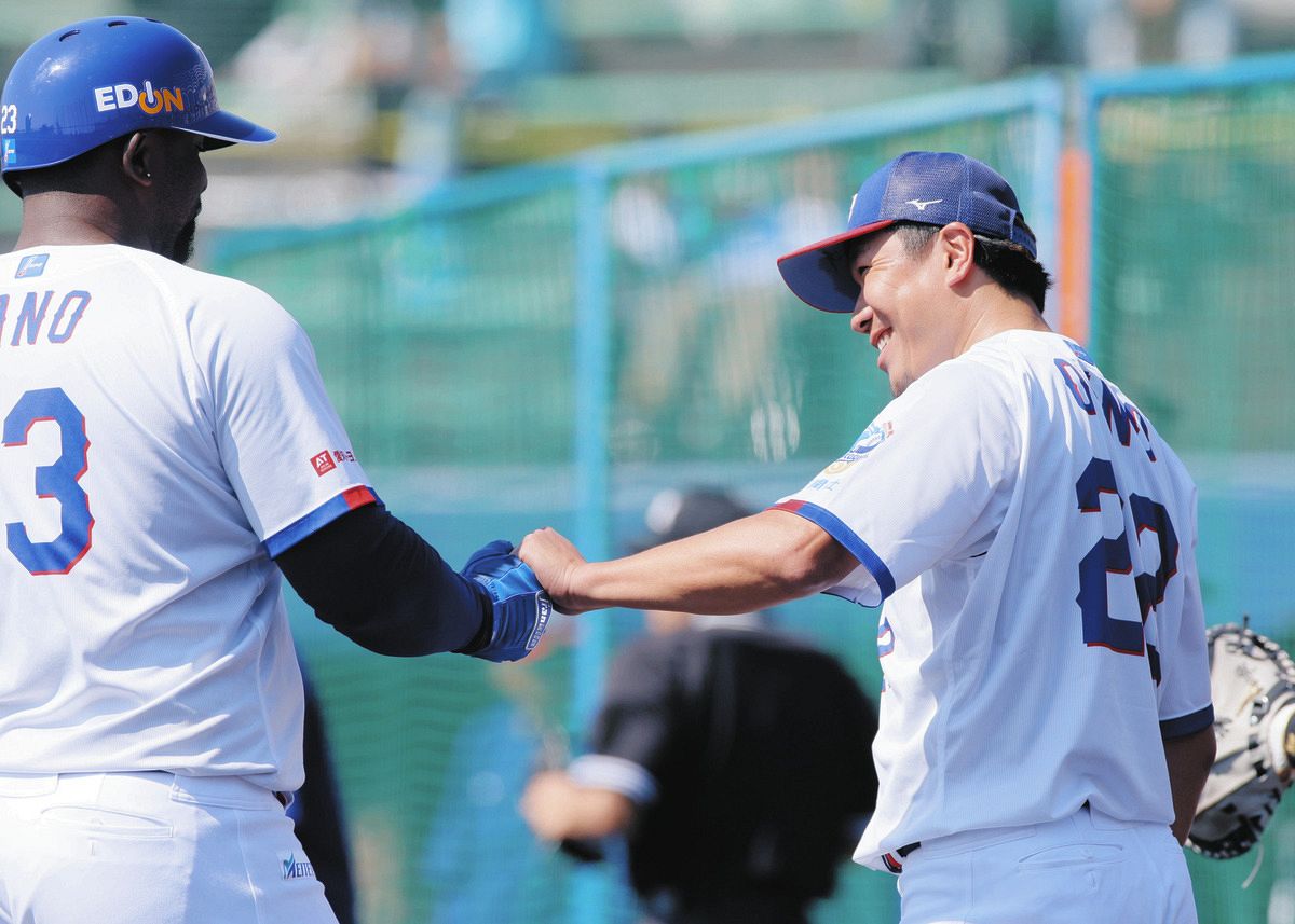 シート打撃で対戦したサノー（左）とタッチを交わす大野