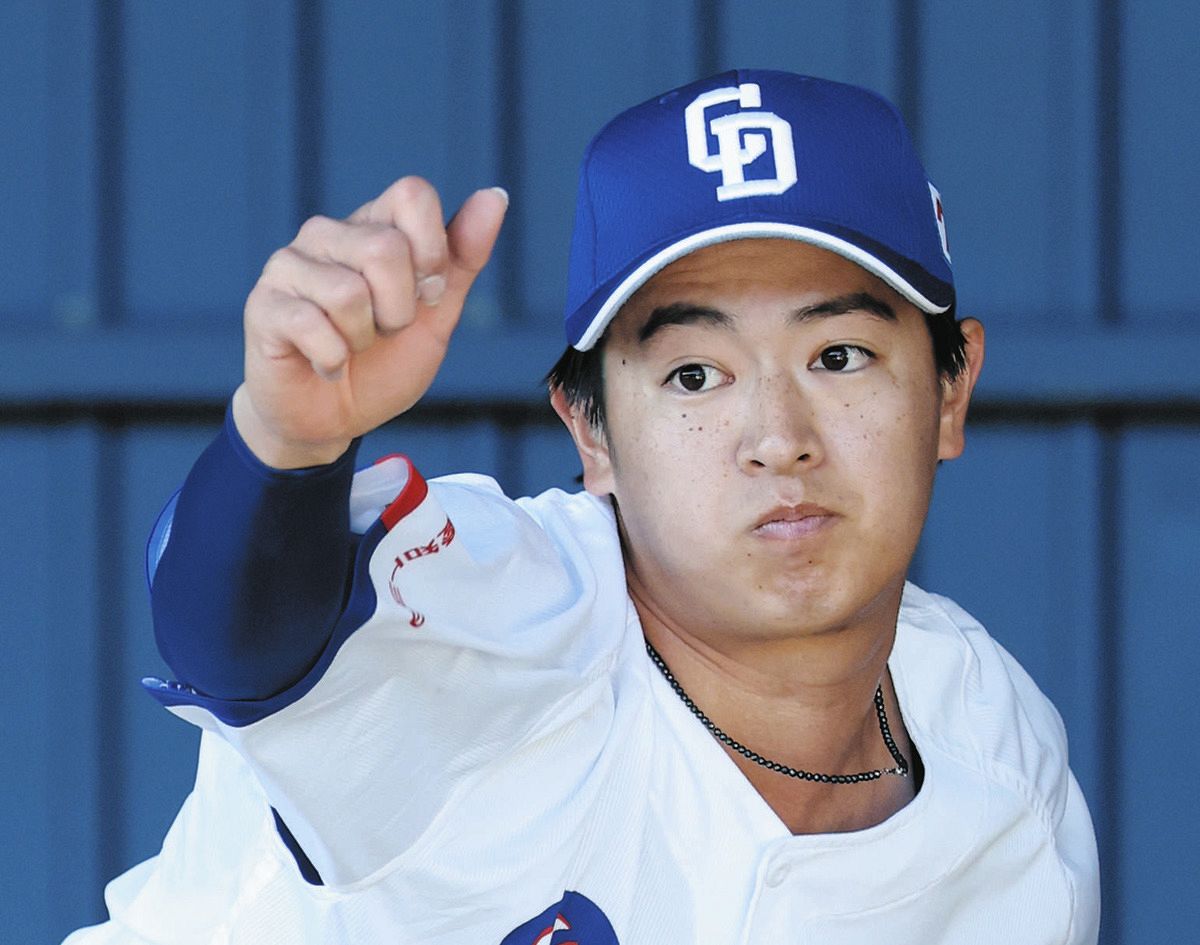 ブルペンで、投球練習する仲地