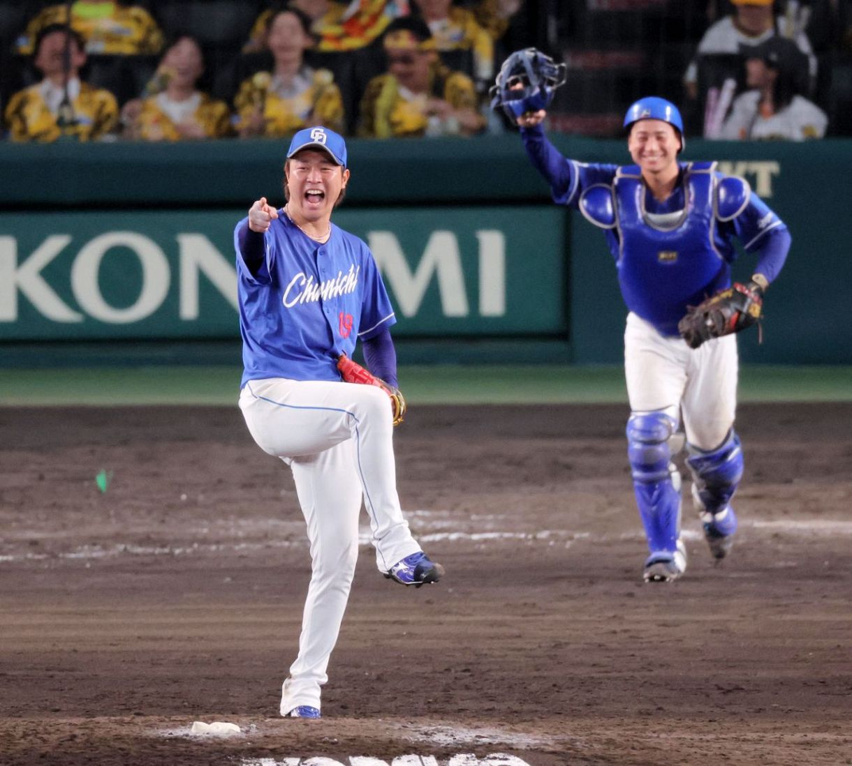 阪神に完封勝利し、雄たけびを上げる高橋宏。捕手石伊＝甲子園球場で 