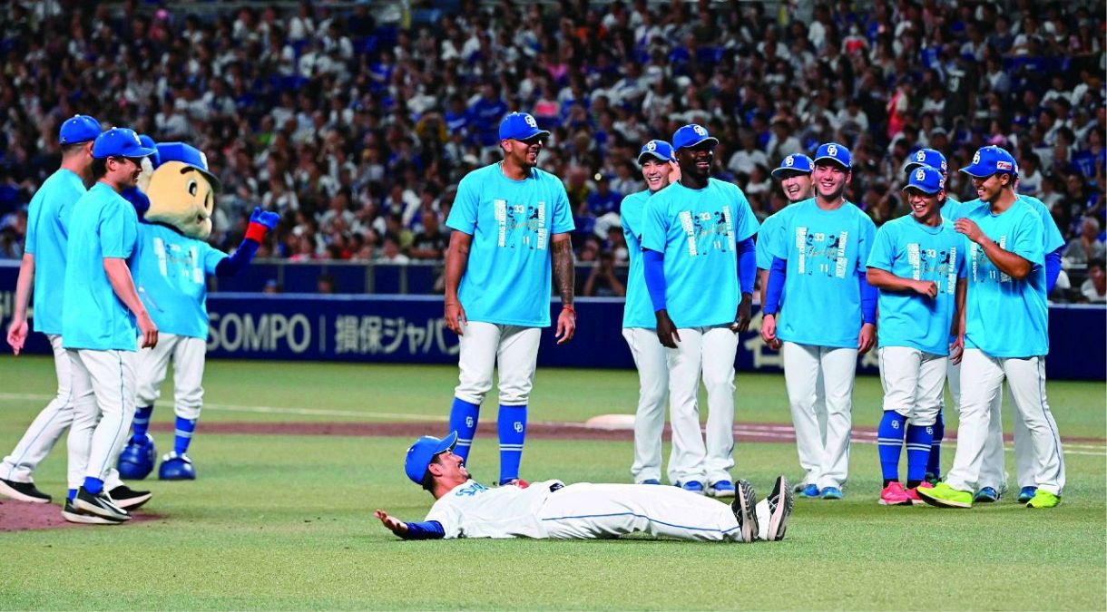 岡田の胴上げ後、自分の胴上げを要求する祖父江=9月
20日、バンテリンドームナゴヤで