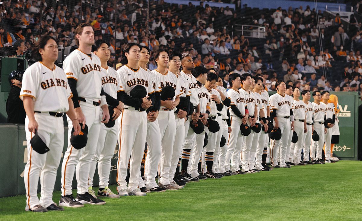 試合前、黙とうする巨人ナイン