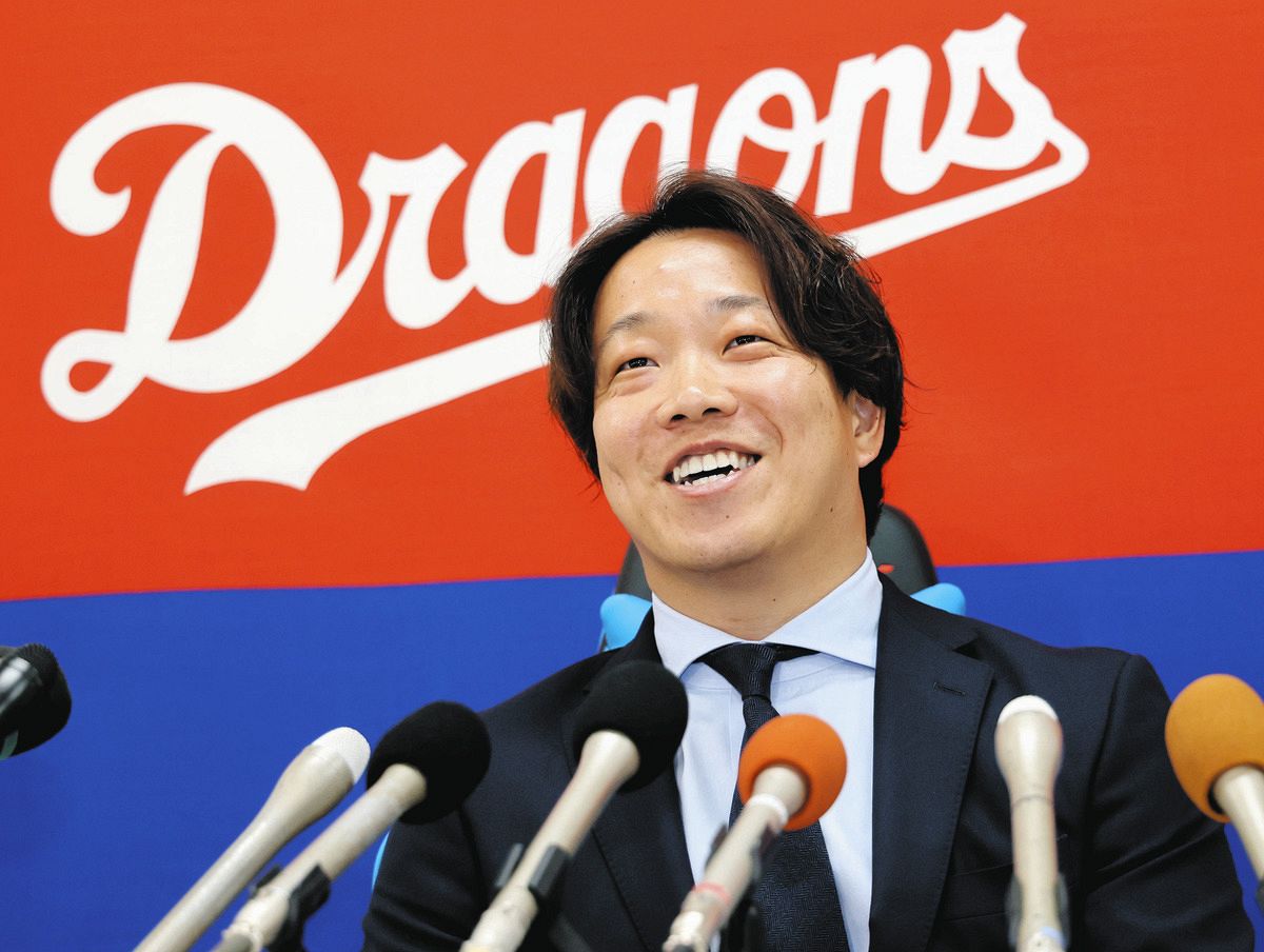 契約更改交渉を終え、会見する中日・柳
