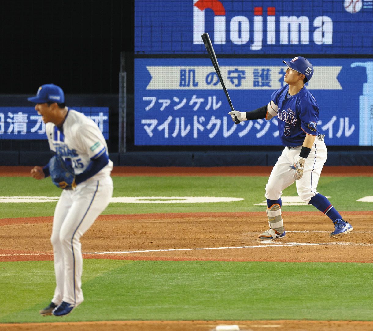 ６回表２死満塁、空振り三振に倒れた村松（右）。手前は島田＝横浜で（内山田正夫撮影）