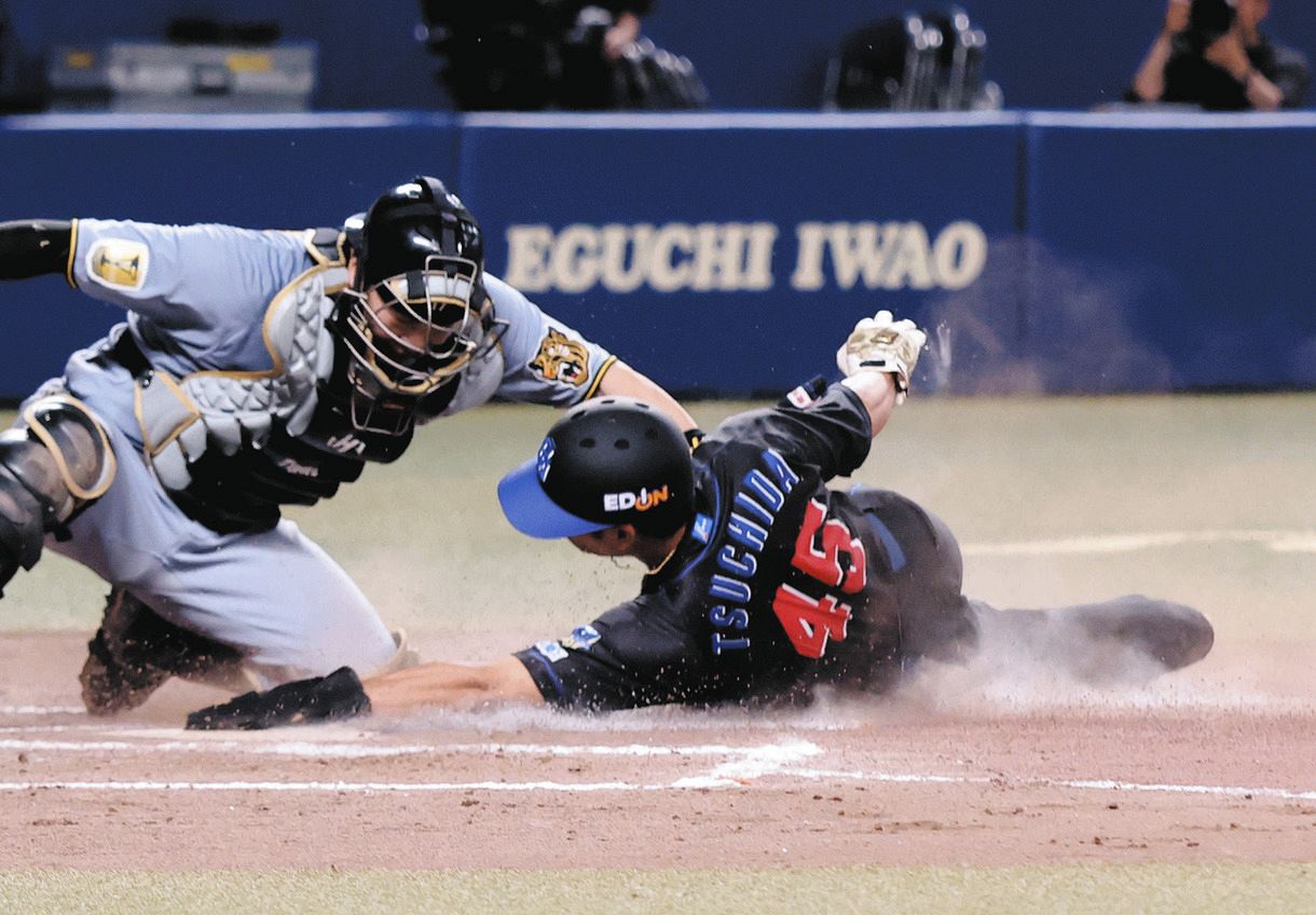 ７回裏２死一、二塁、細川の遊撃内野安打で、二走土田がホームを突くがタッチアウトとなる。捕手伏見