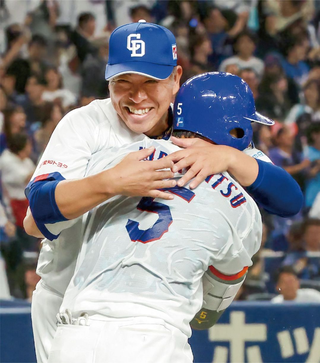 ヤクルト戦で逆転サヨナラ３ランを放った村松を抱きしめる井上監督＝４月２４日（今泉慶太撮影）
