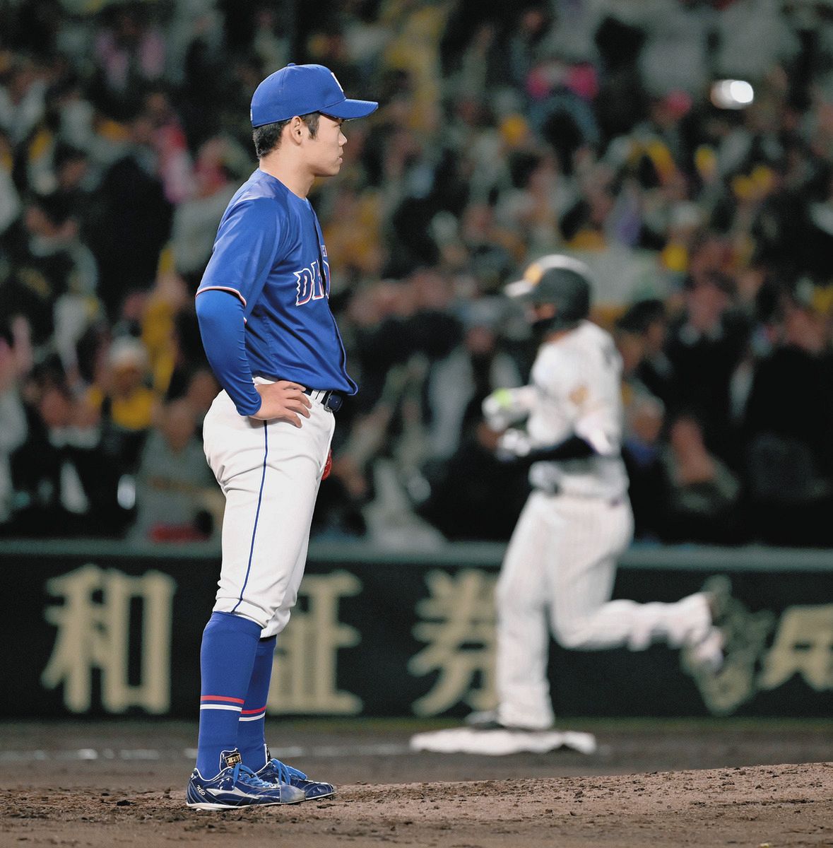 ７回裏、森下（右）に勝ち越しソロを浴びた根尾