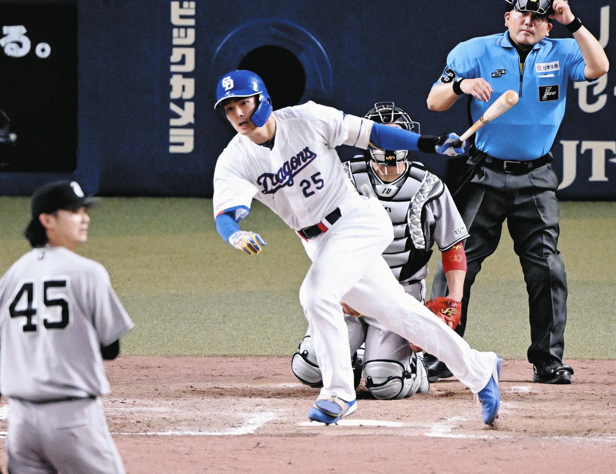 7月4日の巨人戦8回裏2死三塁、勝ち越しの二塁打を放つ中日・石川昂弥