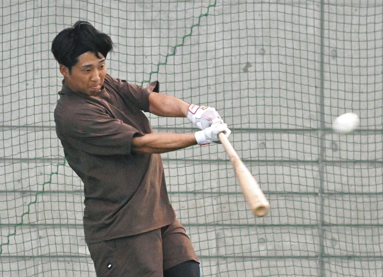 休日に打撃練習する中日・田中幹也