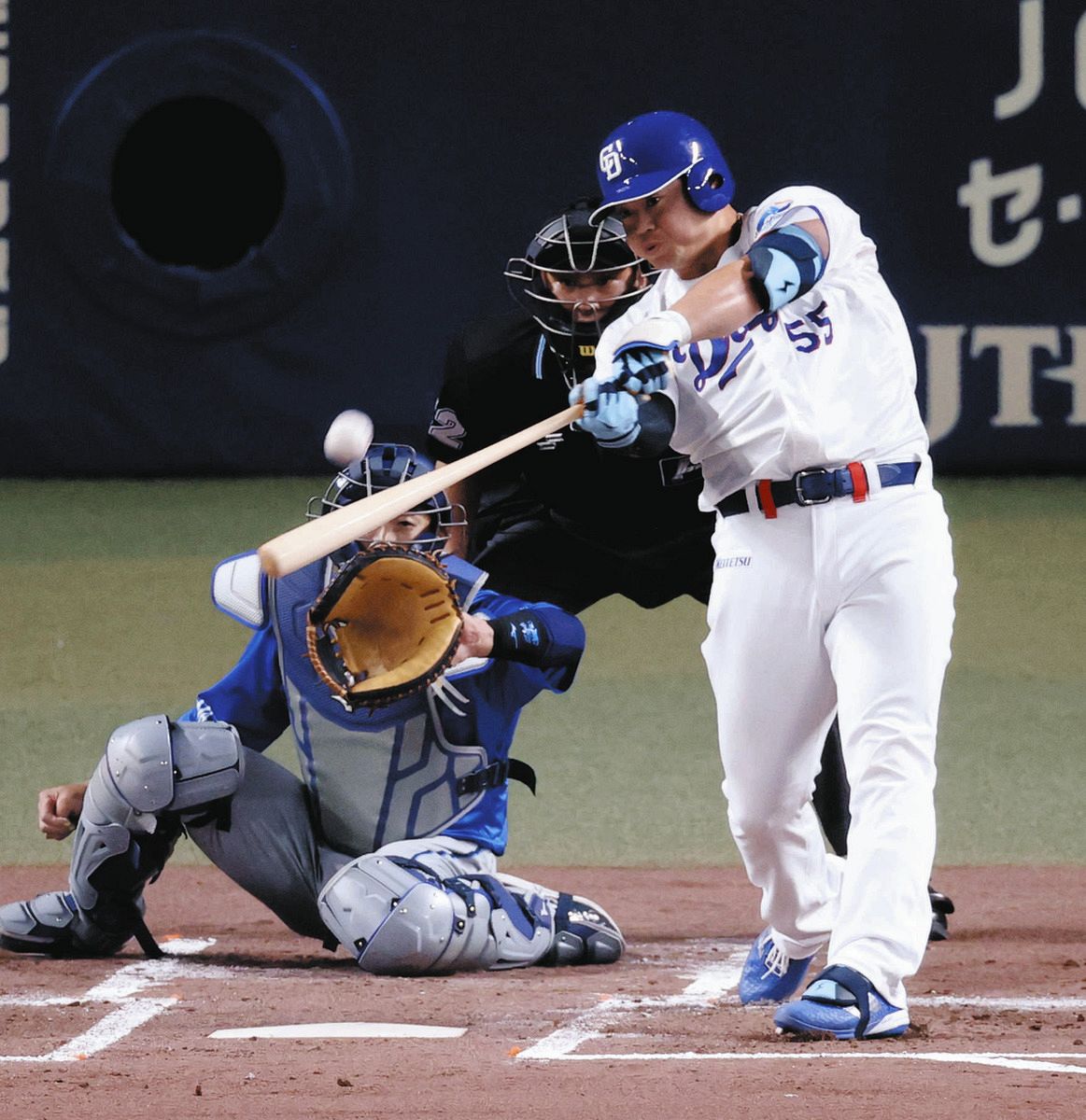 １回裏２死一塁、細川が左越えに２ランを放つ