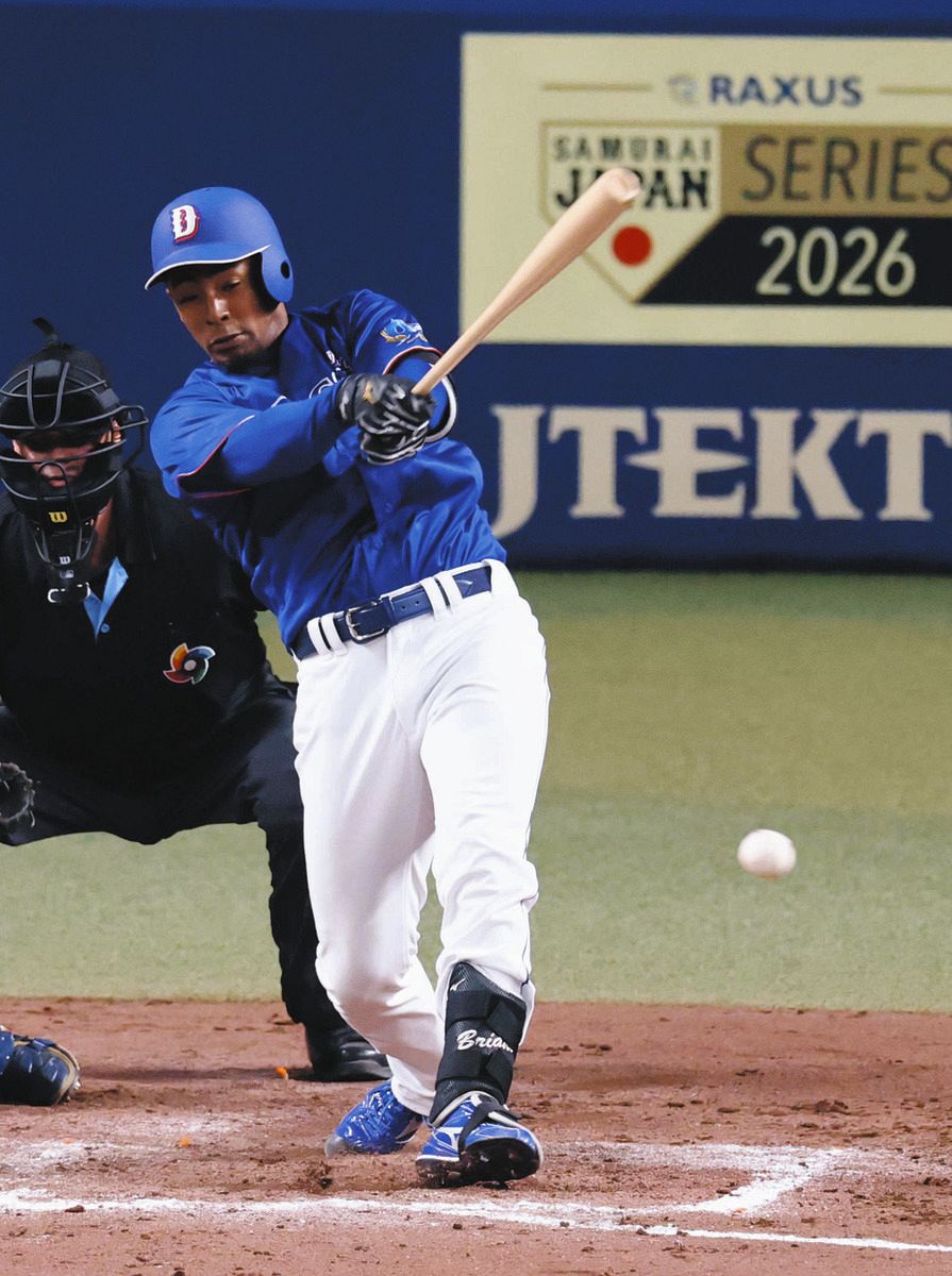 ９回表２死一塁、ブライトが左前打を放つ