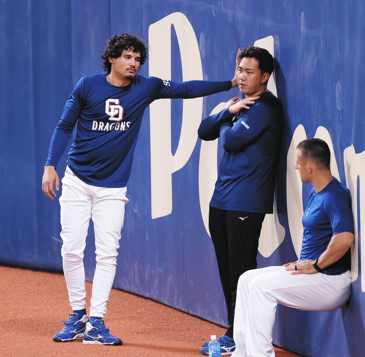 １軍に合流した中日・ロドリゲス（左）