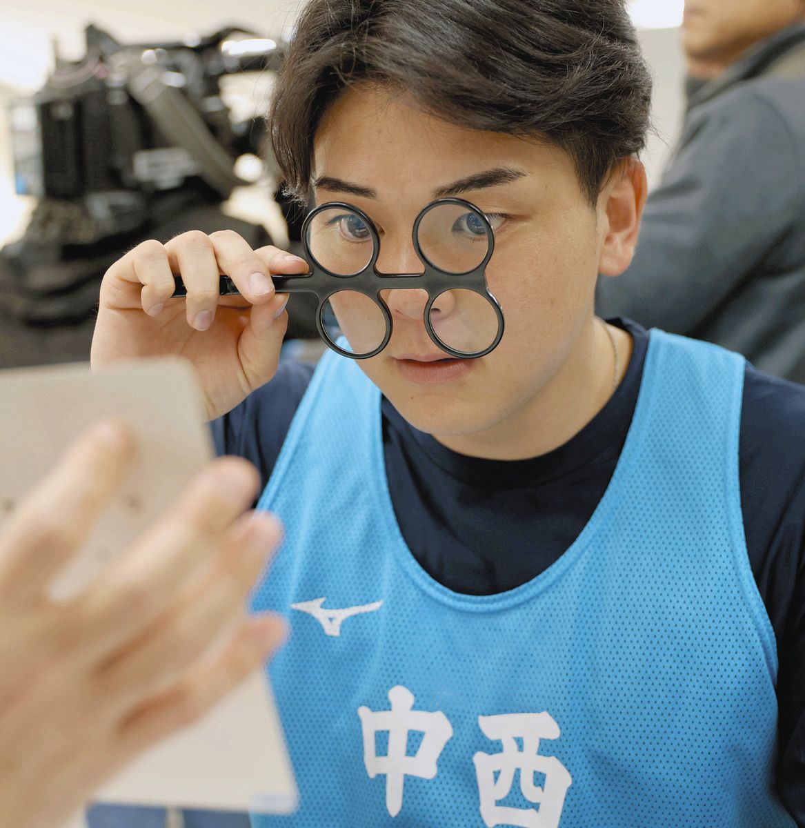 視力検査を受ける中西