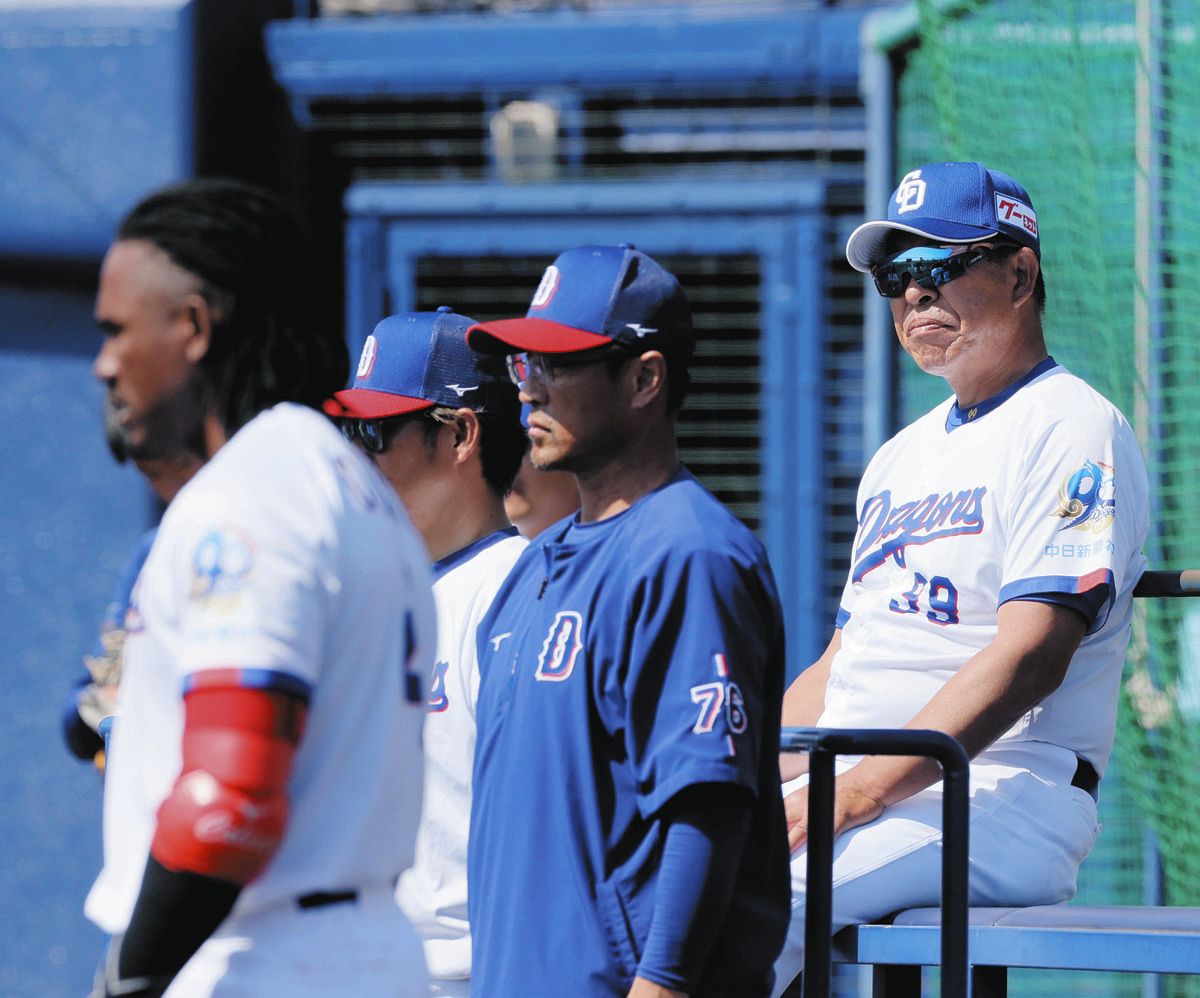 シート打撃を見つめる井上監督