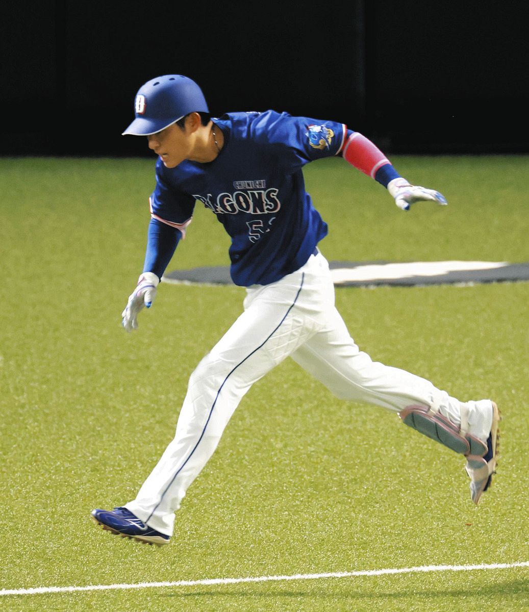 １回表２死、二ゴロを放ち一塁に向かう上林