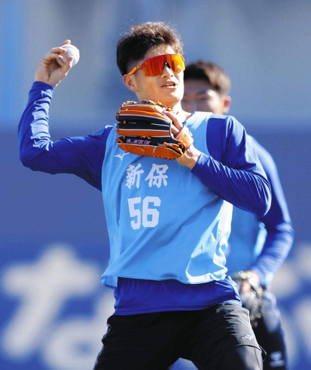 ノックを受け、送球動作に入る中日・新保